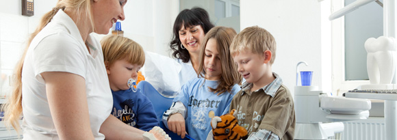 Dr. Katja Ertel und Patientin Dr. Katja Ertel und Kinder